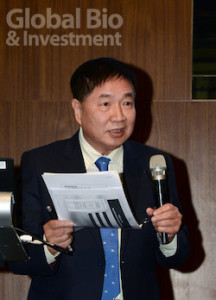 寶齡富錦總經理江宗明表示，日本核准的新藥藥證已同時可適應於非洗腎病患使用。(攝影：林嘉慶)
